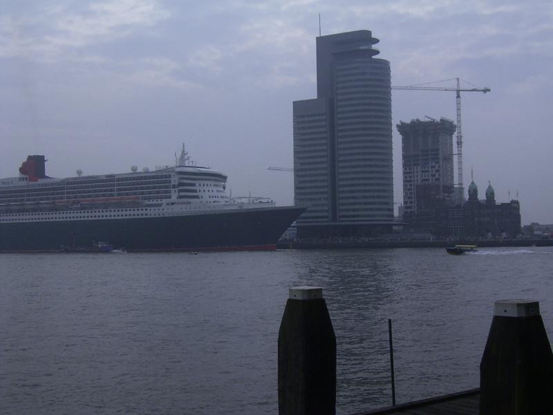 21-07-2004 de queen mary2 aan de kade en gaat gerampd worden door de watertaxi