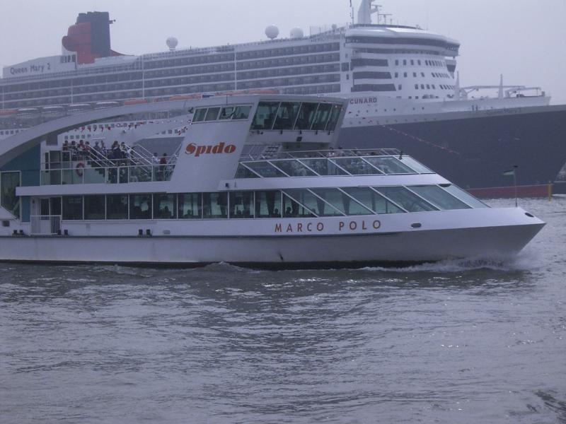 21-07-2004 de queen mary2 aan de kade en een rondvaartboot die net voorbij vaarde