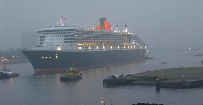 21-07-2004 de queen mary2 bijna op plaats van bestemming