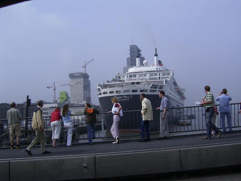 21-07-2004 gemaakt in de auto van de queen mary2 op de erasmusbrug
