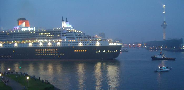 21-07-2004 het keren van de queen mary2 om achter uit gesleept te worden naar de ligplaats
