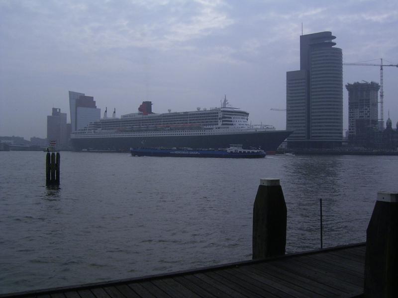 21-07-2004 de queen mary2 aan de kade holland america line