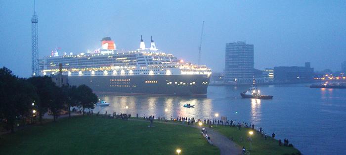 21-07-2004 het aan pikken van sleep boten aan de queen mary2