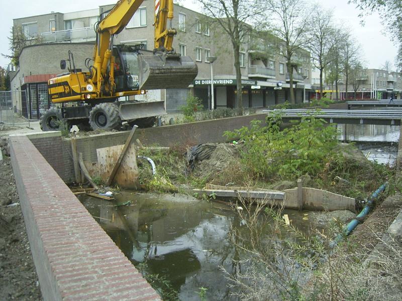 08-11-2004 aan de oudewatering zijn de mensen bezig om de stalen buis die nog aanwezig is te gaan verwijderen maar eerst moet de aarde weggehaald worden.