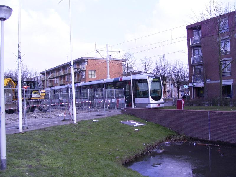 de nieuwe tram 23 vlak langs de werkzaamheden aan de noor/zuid verbinding