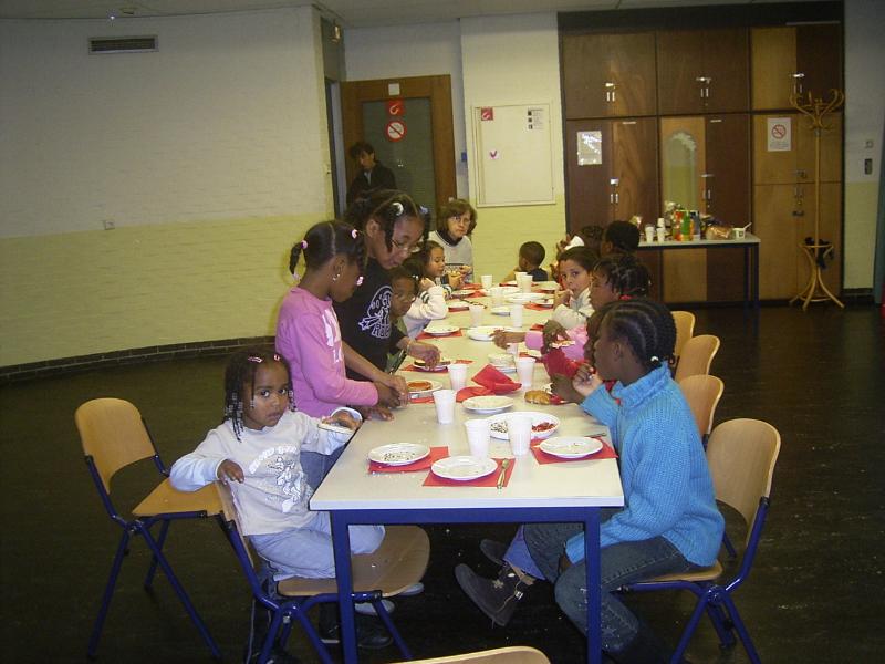 15-12-2004 gemaakt van kinderen in de focus die aan het knutselen zijn en aan het eten zijn.