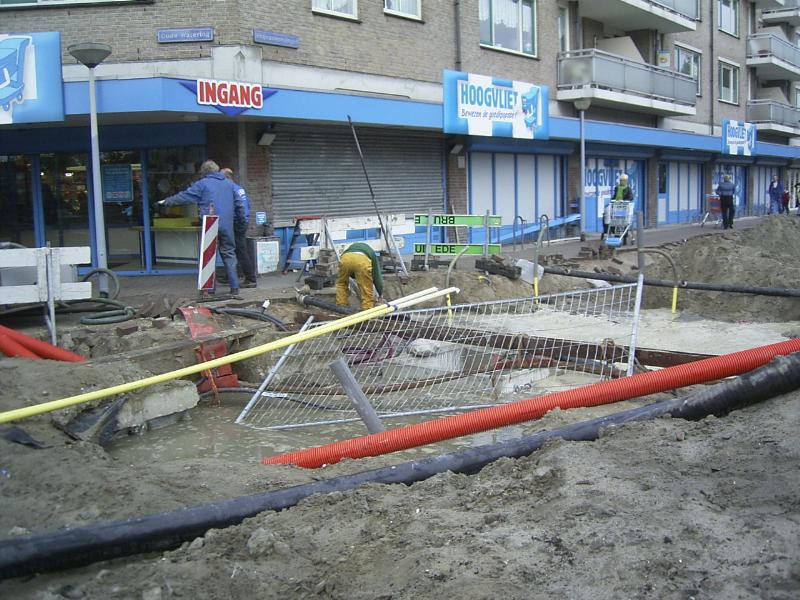 15-10-2004 het leegpompen van de put, dan kunnen de mensen pas de kabels en de riolering aan leggen.