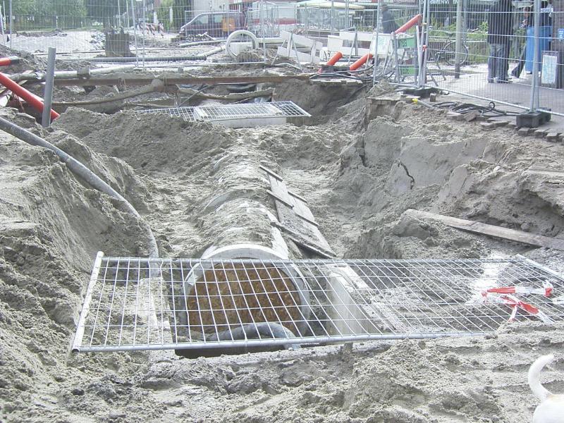 24-09-2004 de aansluiting van de riolering is bijna aangesloten nog een rioolpijp en alles is aan elkaar aan gesloten.en de openingen van de kolken zijn bedekt zodat er niemand in kan vallen.