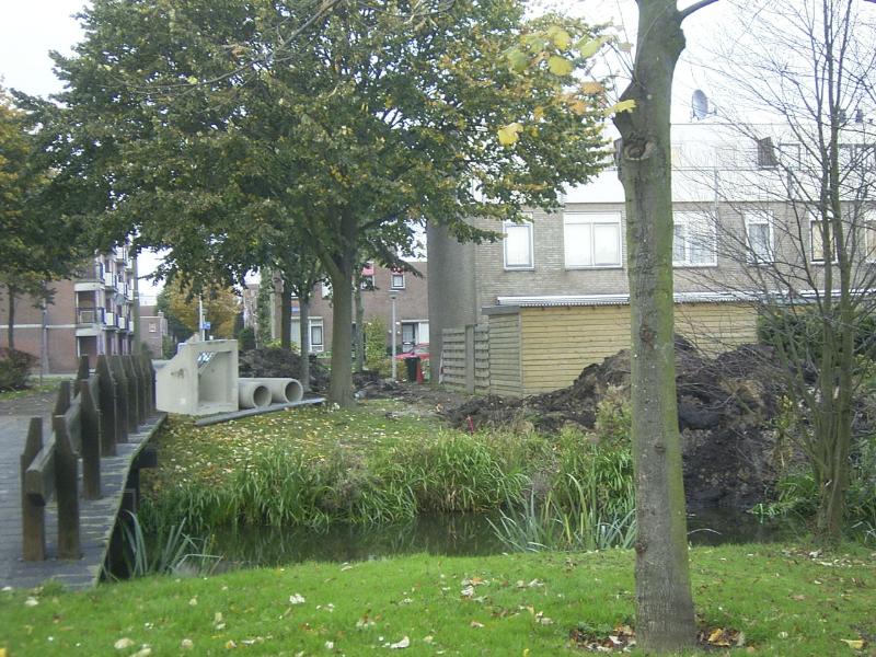 28-10-2004 van af het riool aan de schinnenbaan naar de singel in het wijkpark moet nog een riool verbinding gemaakt worden.