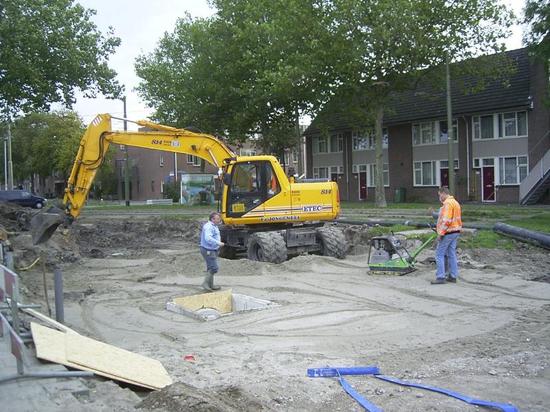 04-10-2004 zijn nu de grond aan het uitvlakken met een trilplaat.