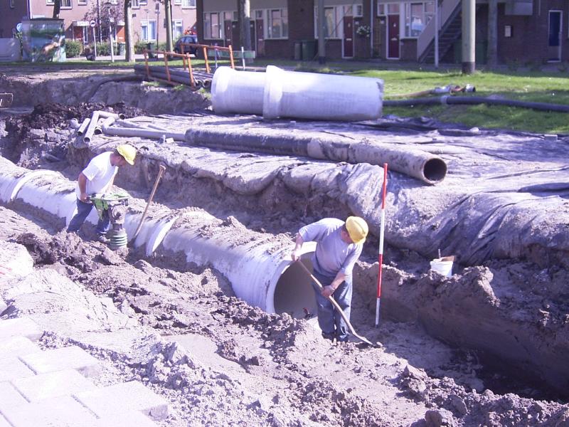 06-09-2004 nu de grondwerkers weten hoe het moet gaat het ineens zeer snel met het leggen van de rioleringpijpen voor de noord/zuidverbinding.