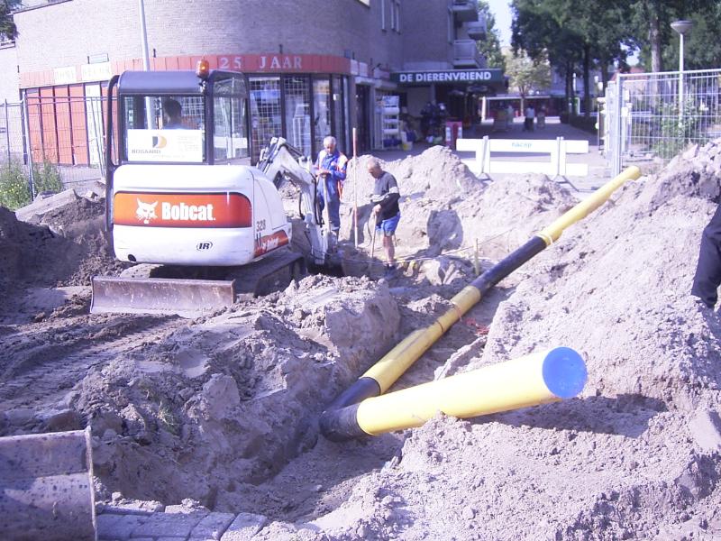 07-09-2004 een andere ploeg grond werkers zijn bezig om een nieuwe gasleiding in de grond aan het leggen.