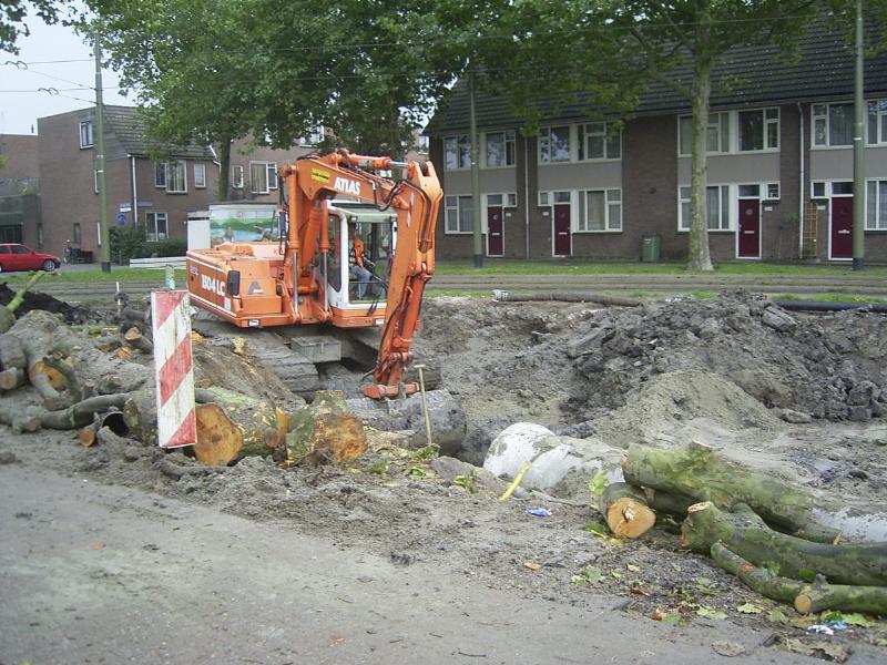 01-10-2004 de kraanmachinist is bezig om een geul te graven voor de volgende rioleringsbuis.