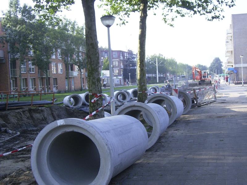 02-09-2004 de riolering pijpen zijn gebracht en klaar gelegt voor de noord/zuid verbinding.