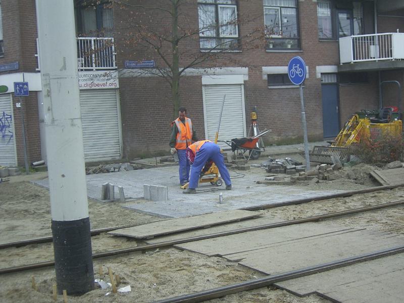 30-11-2004 de straatmakers zijn bezig aan het bestraten van rhijnauwensingel/oudewatering.