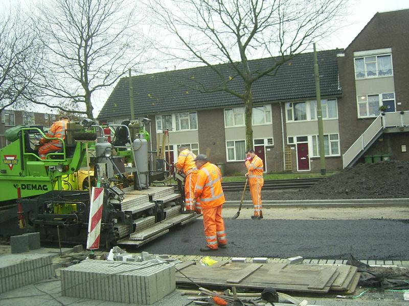 29-11-2004 het asfalteren van de noord/zuid verbinding.