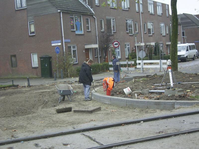 16-11-2004 de stoepbanden naar de sandenburgbaan zijn al neer gelegt is de aan sluiting voor de noord/zuid verbinding.