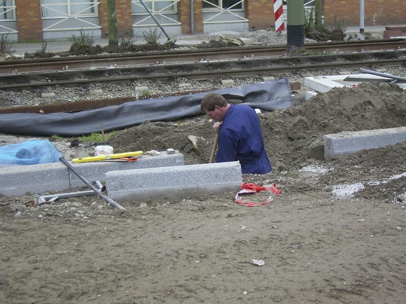 08-11-2004 hier is de grondwerker bezig een put te plaatsen.