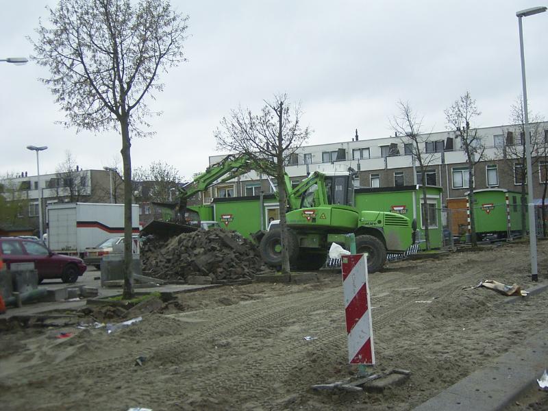 17-11-2004 de keverborgstraat(parkeerplaats)word de bestrating weggehaald .