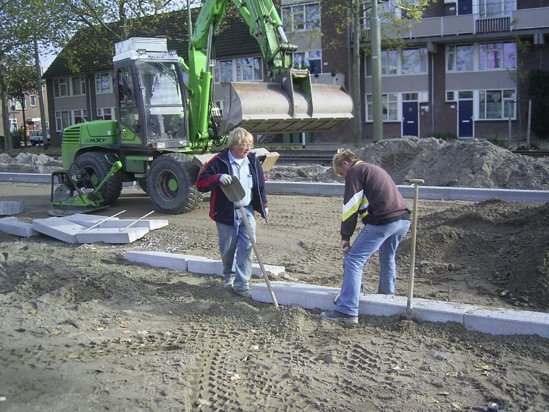 05-11-2004 de mensen zijn hier bezig stoepbanden en een op en afrit aan het aanleggen naar de parkeerplaats keverborgstraat.