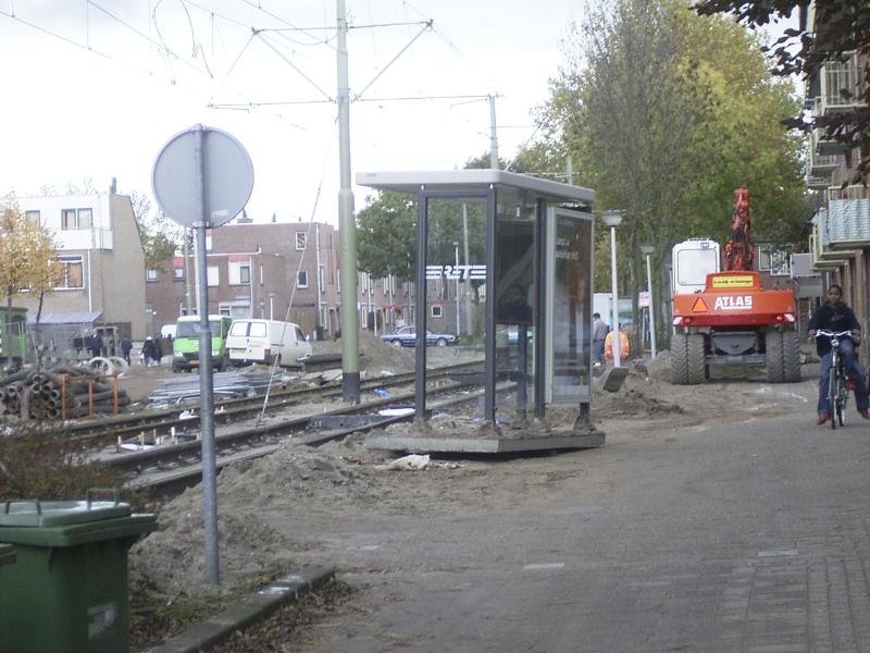 26-10-2004 het tram huisje is voorlopig verplaatst om de werkzaamheden te kunnen uitvoeren bij de tramhalte aan de rhijnauwensingel deze tramhalte is voorlopig buiten gebruik.
