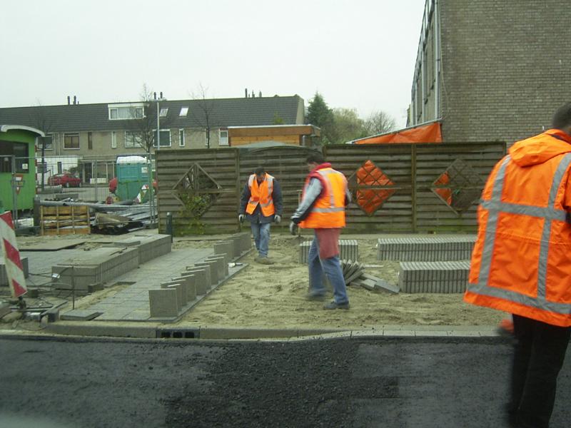 29-11-2004 het asfalteren en andere werkzaamheden. van de noord/zuid verbinding schinnenbaan/sandenburgbaan en rhijnauwensingel.