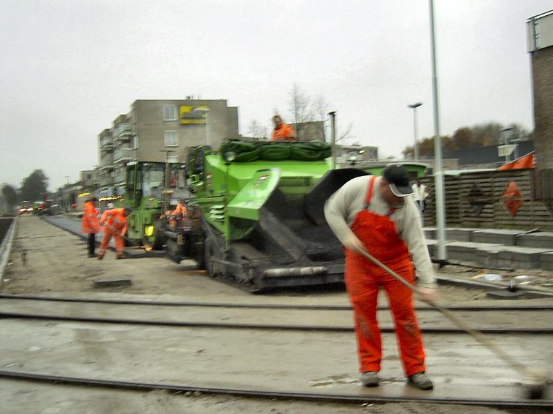 29-11-2004 het asfalteren van de noord/zuid verbinding.en andere werkzaamheden.