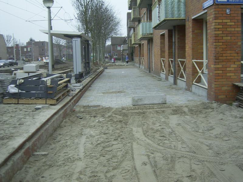 08-12-2004 het straatwerk is ook bijna klaar op de rhijnauwensingel en de abri(tramhuisje)is nu ook geplaatst.