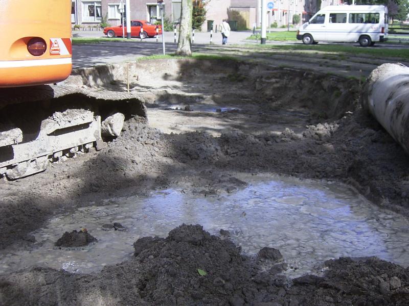 31-08-2004 het uitgraven van het gedeelte bij de trambaan voor de riolering.