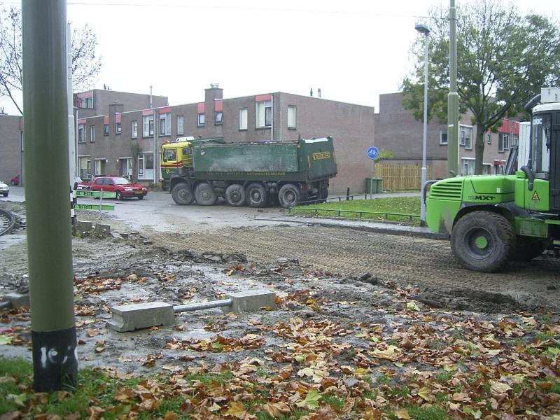 10-11-2004 de doorgang schinnenbaan/sandenburgbaan is voor het doorgaan verkeer afgesloten ivm aansluiting maken met de noord/zuid verbinding.