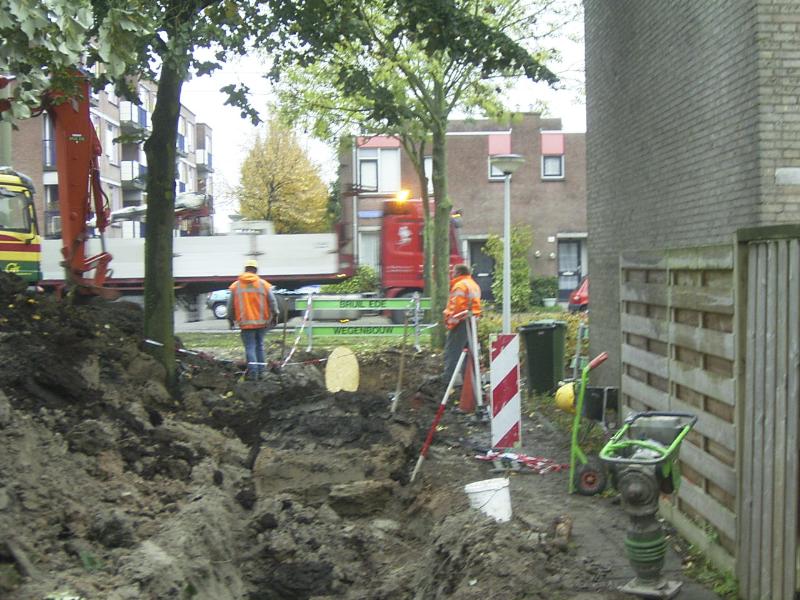 28-10-2004 bij de schinnenbaan-wijkpark is het riool gedeeltelijk geplaatst en word weer met grond bedekt.