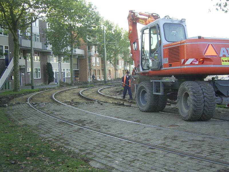 06-10-2004 hier zijn de mensen bezig om de stenen tussen de tramrails weg te halen zodat de rails er uit kan voor vervanging.