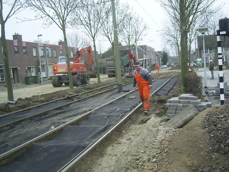 08-12-2004 hier zijn de mensen worteldoek  en aarde tussen de tramrailsen aan het aanbrengen en uitvlakken zodat het later met graszaad word ingezaaid.