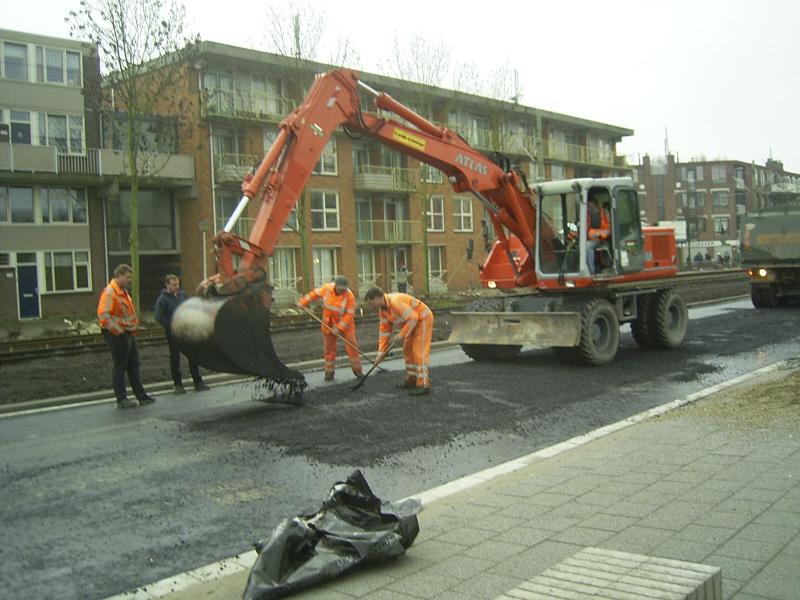 29-11-2004 het asfalteren van de noord/zuid verbinding schinnenbaan/sandenburgbaan-rhijnauwensingel.