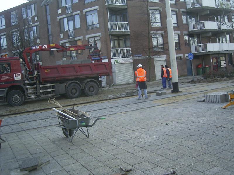 02-12-2004 de vrachtwagen komt een nieuwe lading stenen brengen voor de oversteek oudewatering/rhijnauwensingel bij het winkelcentrum.