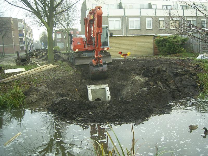 03-12-2004 de kolk is geplaatst en aan gesloten op het riool in het wijkpark.