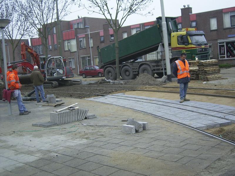 08-12-2004 hier zijn de mensen aarde tussen de tramrailsen aan het aanbrengen en uitvlakken zodat het later met graszaad word ingezaaid.