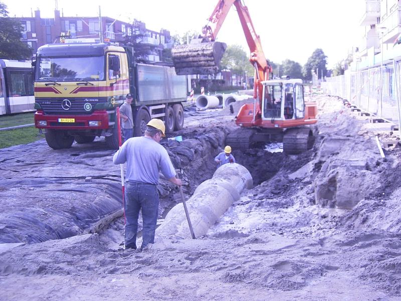 07-09-2004 de grondwerkers zijn bezig met het leggen van de rioleringspijpen voor de noord/zuid verbinding.