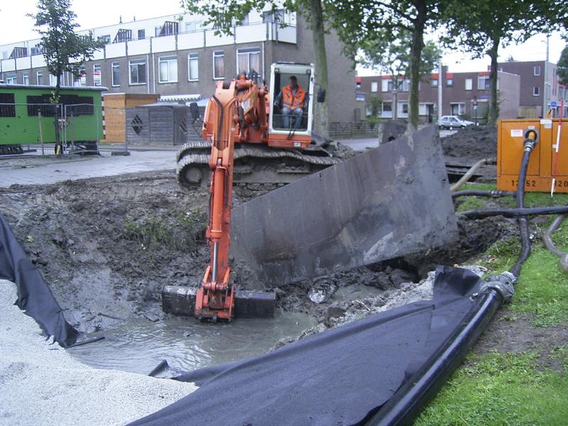 27-08-2004 de graafmachine is nu bezig om de damwand weer weg te halen.