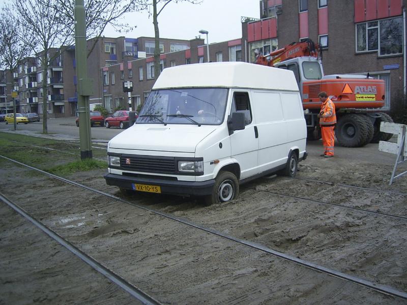 15-12-2004 de kraanmachinist sleept hier een auto uit het zand die vast kwam te zitten tussen de trambaan bij de oversteek van de keverborgstraat er was een afzetting.