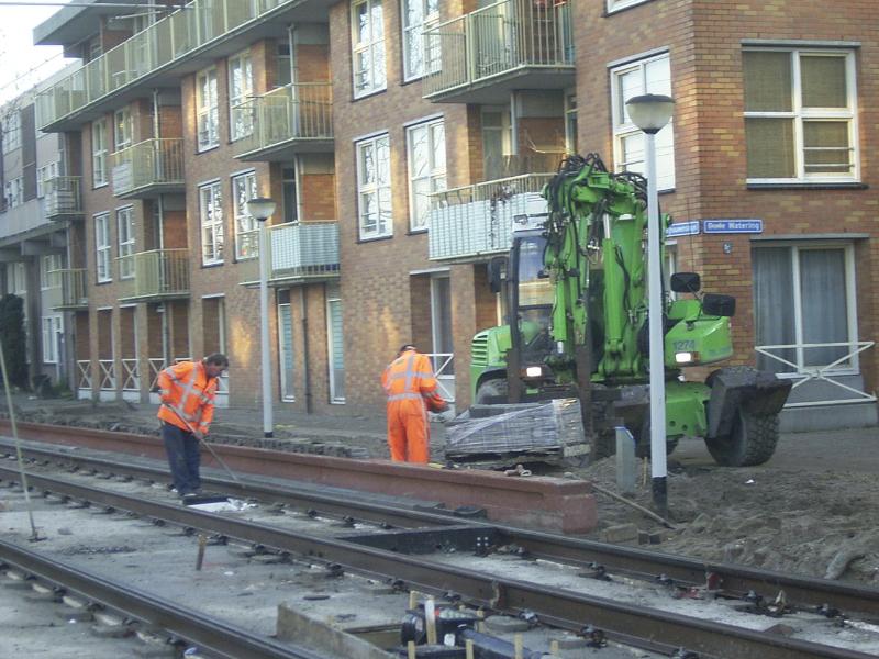 29-10-2004 de mensen zijn nu bezig met het aanleggen van het nieuwe tramparon(tramhalte)op de rhijnauwensingel.