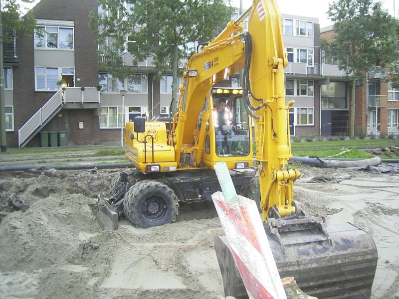 04-10-2004 de kraanmachinst is nu grond aan het uitvlakken.
