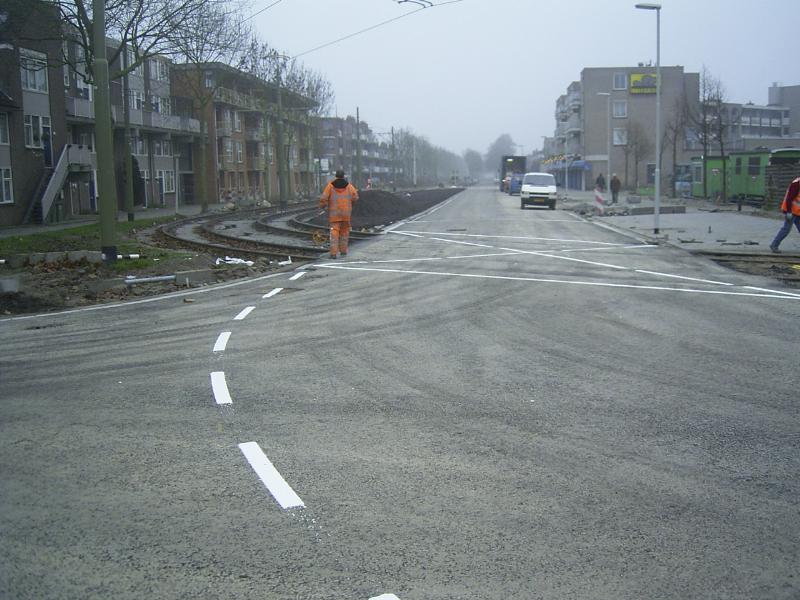 30-11-2004 de lijntrekkers zijn hier bezig om de om haaientanden en lijnen te maken op de noord/zuid verbinding rhijnauwensingel/sandenburgbaan/schinnenbaan.