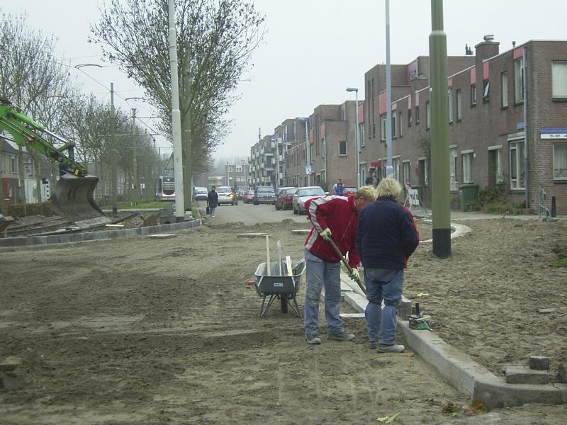 26-11-2004 de straatmakers zijn stoep banden aan het plaatsen en aan het bestraten aan de noord/zuid verbinding schinnenbaan/sandenburgbaan.