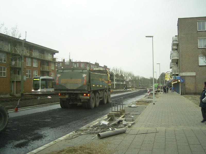29-11-2004 het asfalteren van de noord/zuid verbinding schinnenbaan/sandenburgbaan-rhijnauwensingel.