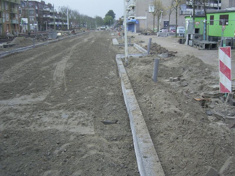 06-11-2004 de stoepbanden en de parkeer vakken zijn aan gelegen, en de op en afritten naar de keverborgstraat zijn ook klaar.