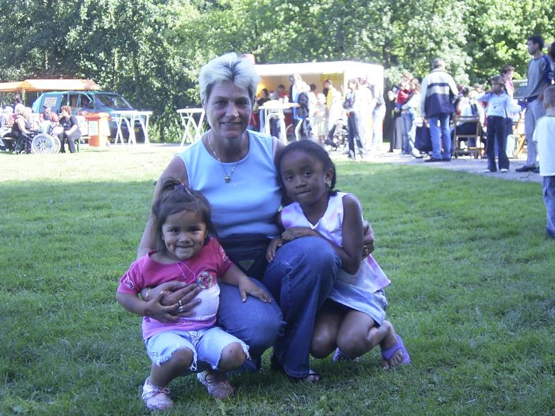 een wijkbewoonster met haar 2 kleindochters