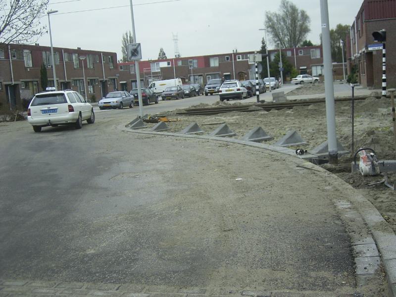 15-11-2004 de oversteek van de noord/zuid verbinding cannenburchstraat/fleringestraat is ook bijna klaar met bestraten.