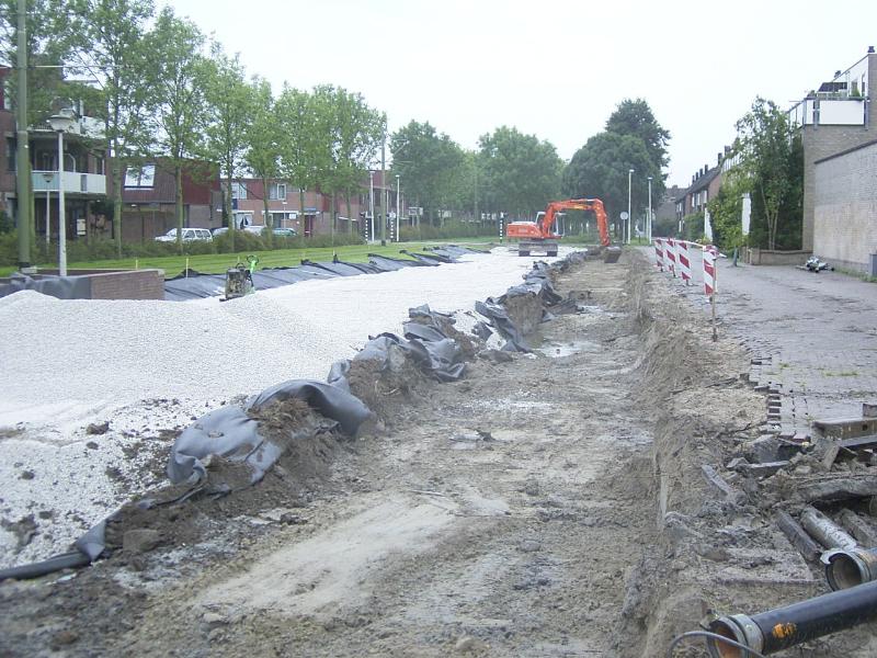 22-09-2004 de kraanmachinist is bezig om het het laatste stuk geul uit te graven zodat het riool er in kan. en de onderlaag waar de noord/zuid op moet komen gaat ook opschieten.