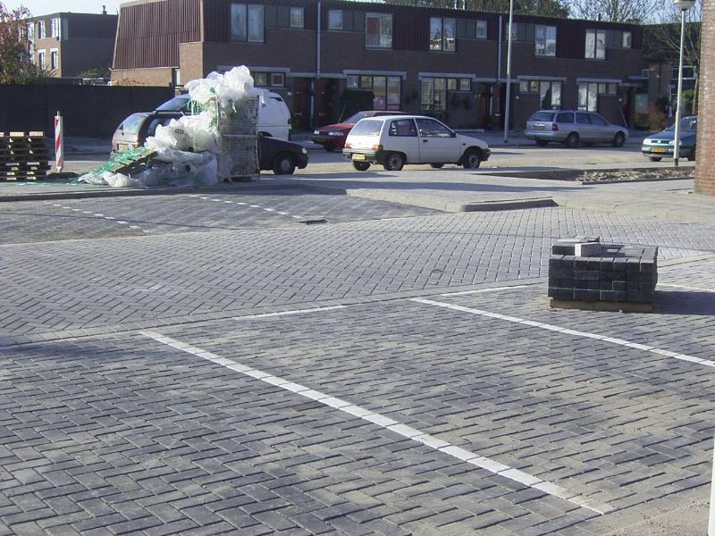 09-11-2004 de straten makers aan de cannenburchstraat zijn druk bezig om de straat van de week af te krijgen met bestraten.